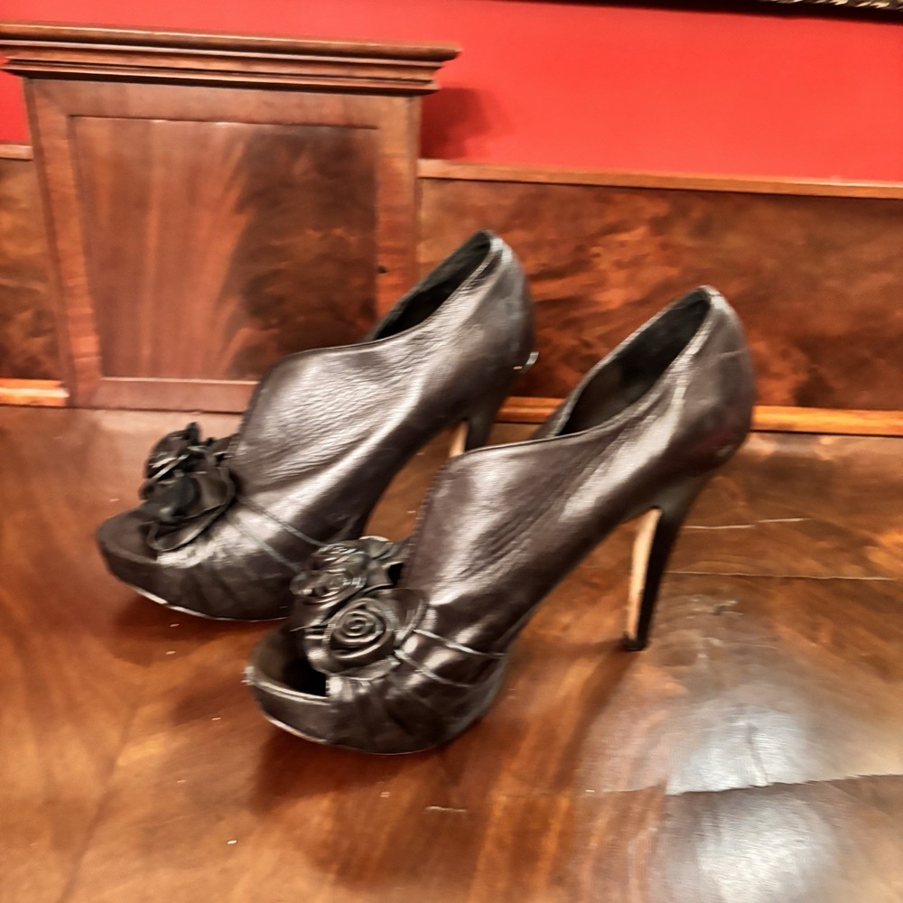 Vince Camuto Black Leather Peep Toe Heels‎ Rose Appliqué Platform Size 7.5